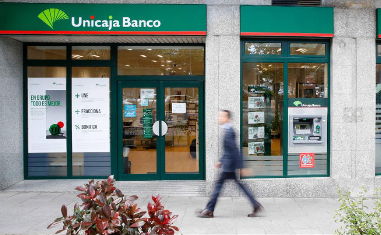 Oficina exterior de Unicaja Banco.