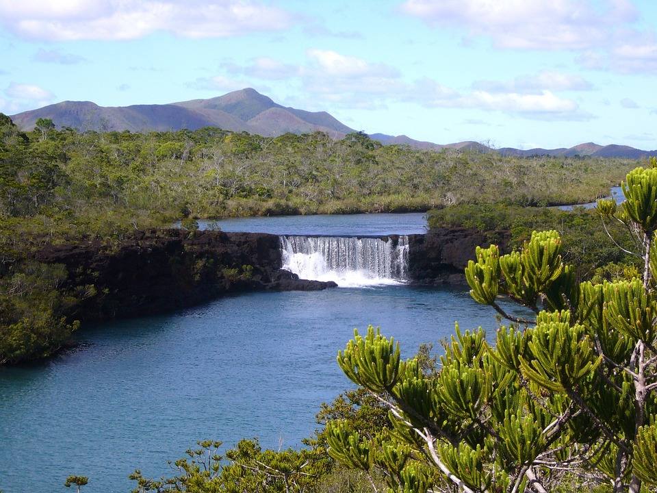 Nueva Caledonia | Si quieres irte a las playas más alejadas de la Comunitat, esta antigua colonia francesa es tu destino ideal. El archipiélago, con capital en Numea, te pillas cerca si pasas unos días en Australia o Nueva Zelanda. En medio del Pacífico, tiene algunas de las playas más espectaculares del mundo, rodeadas de arrecifes de coral.