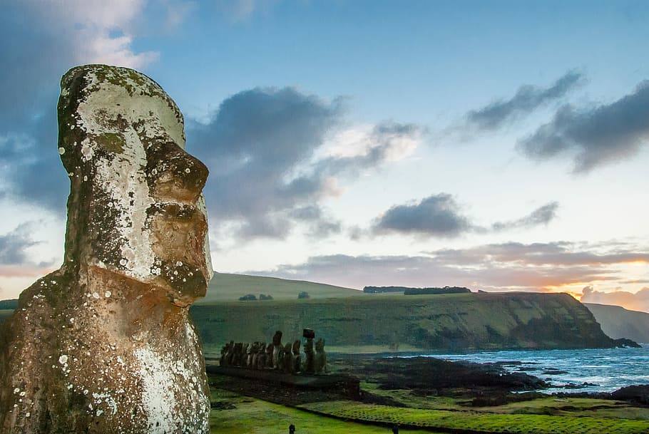 Isla de Pascua | En Chile, a más de 13.500 kilómetros de la Comunitat supone un destino perfecto para reconectar con el planeta y descubrir los misterios de los moáis, las enormes cabezas de piedra talladas cuyo origen es a día de hoy todavía un enigma.