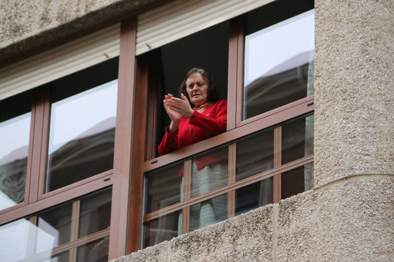 El paso del confinamiento no desanima a los leoneses a la hora clave de agradecer a los sanitarios que curan a la sociedad.