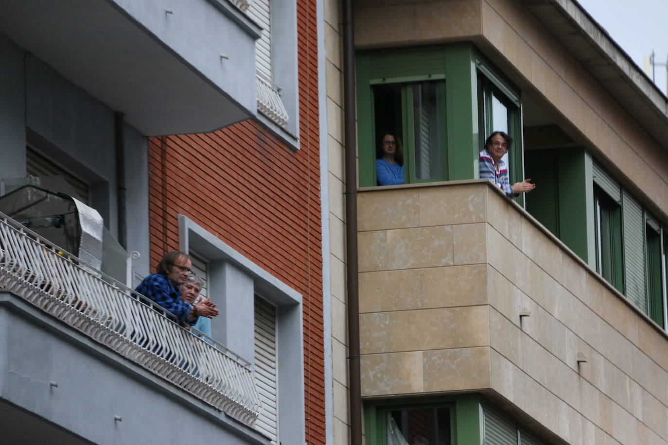 El paso del confinamiento no desanima a los leoneses a la hora clave de agradecer a los sanitarios que curan a la sociedad.