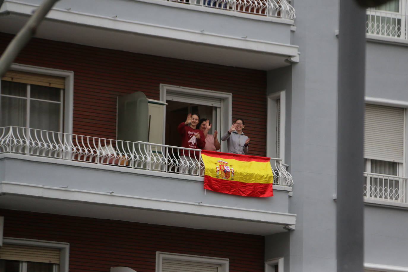 El paso del confinamiento no desanima a los leoneses a la hora clave de agradecer a los sanitarios que curan a la sociedad.