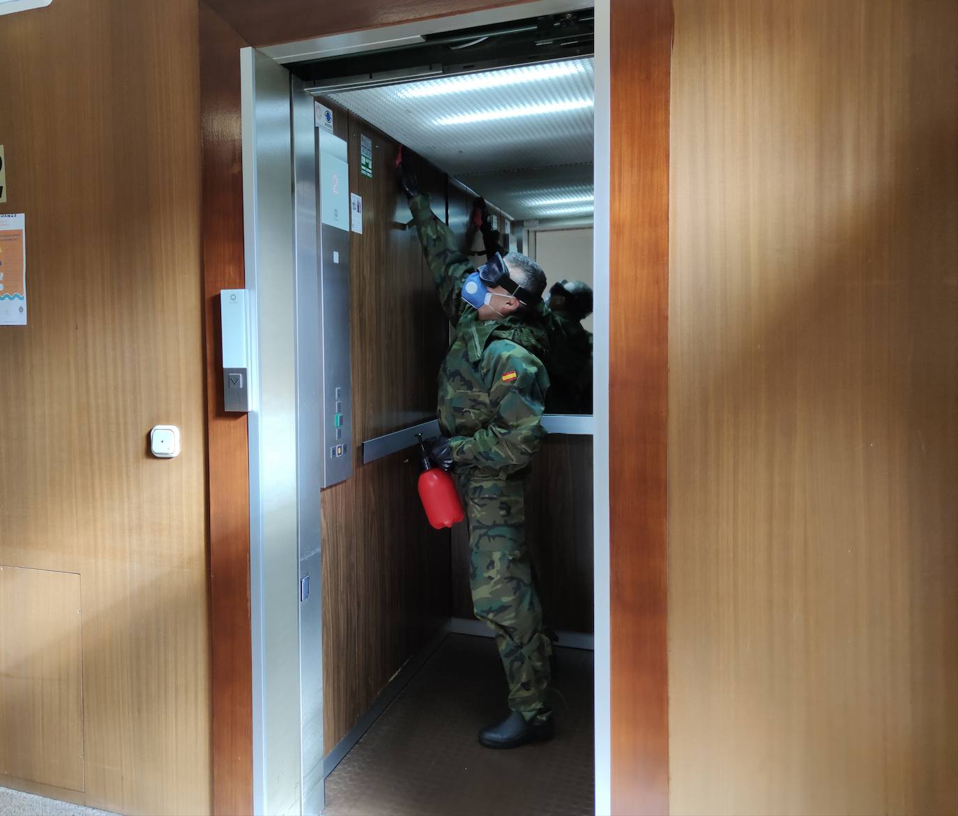 El Ejército de Tierra desinfecta dos residencias de religiosas en coordinación con el Ayuntamiento de León. En concreto, unidades del cuerpo han procedido a diferentes tareas en las residencias Comunidad Siervas San José, en Puente Castro, y Carmelitas Vedrunas.