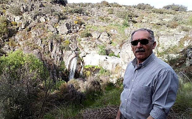 El catedrático en un paisaje de la comunidad.