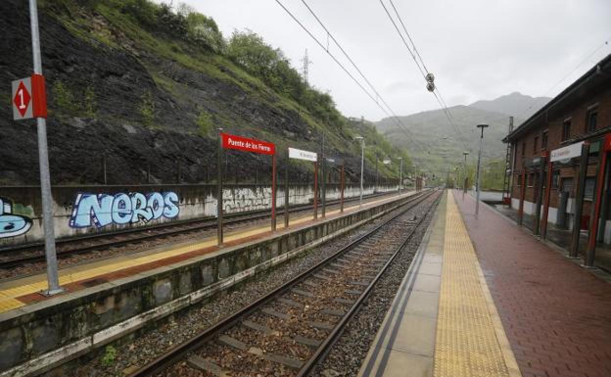 Estación ferroviaria de Puente de los Fierros, en Lena, en el inicio del ascenso por la rampa hacia León. 