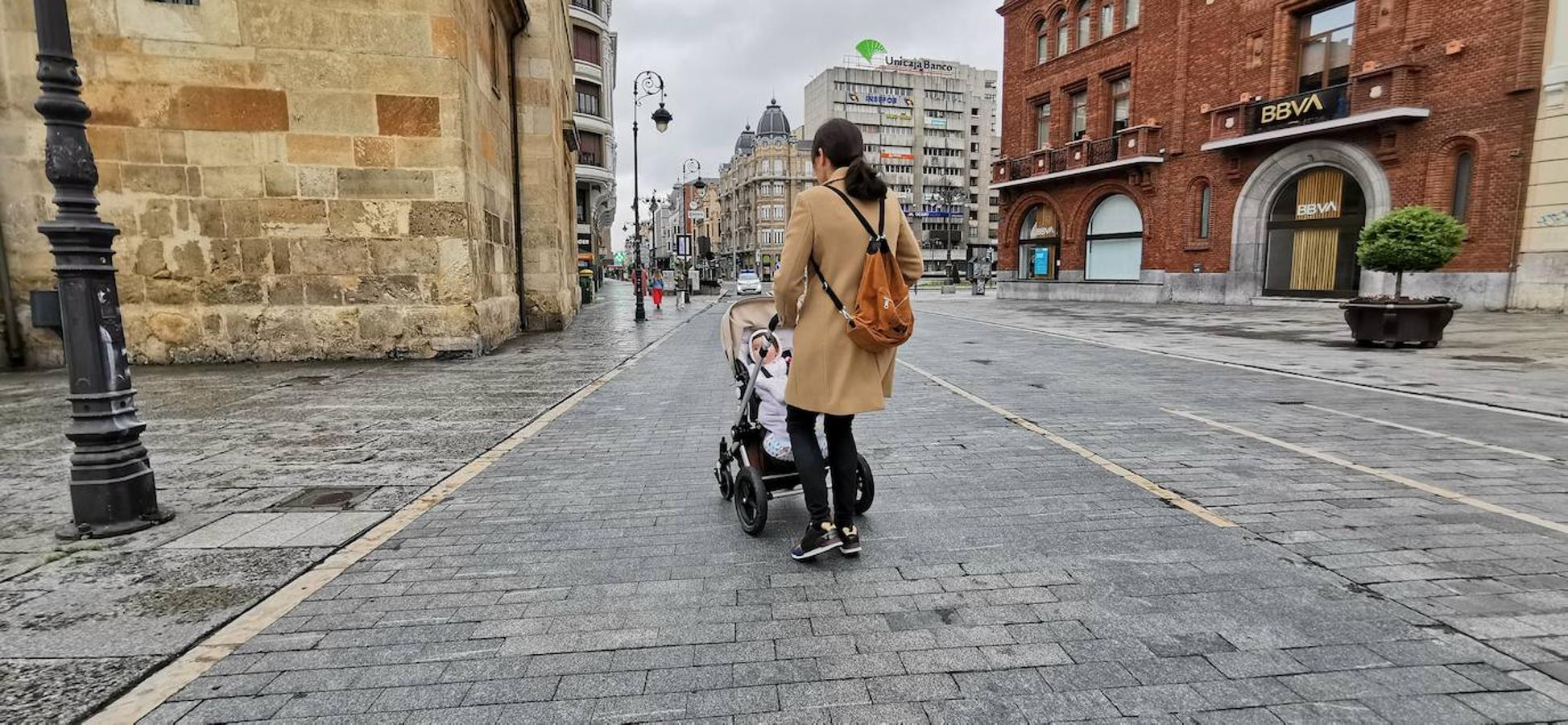 Con ánimo y entusiasmo por volver a pisar a sentirse un poco más libres, los niños se han dejado ver por la capital leonesa en este primer día en el que se autoriza su salida. La calle Ancha ha sido uno de los puntos más transitados.