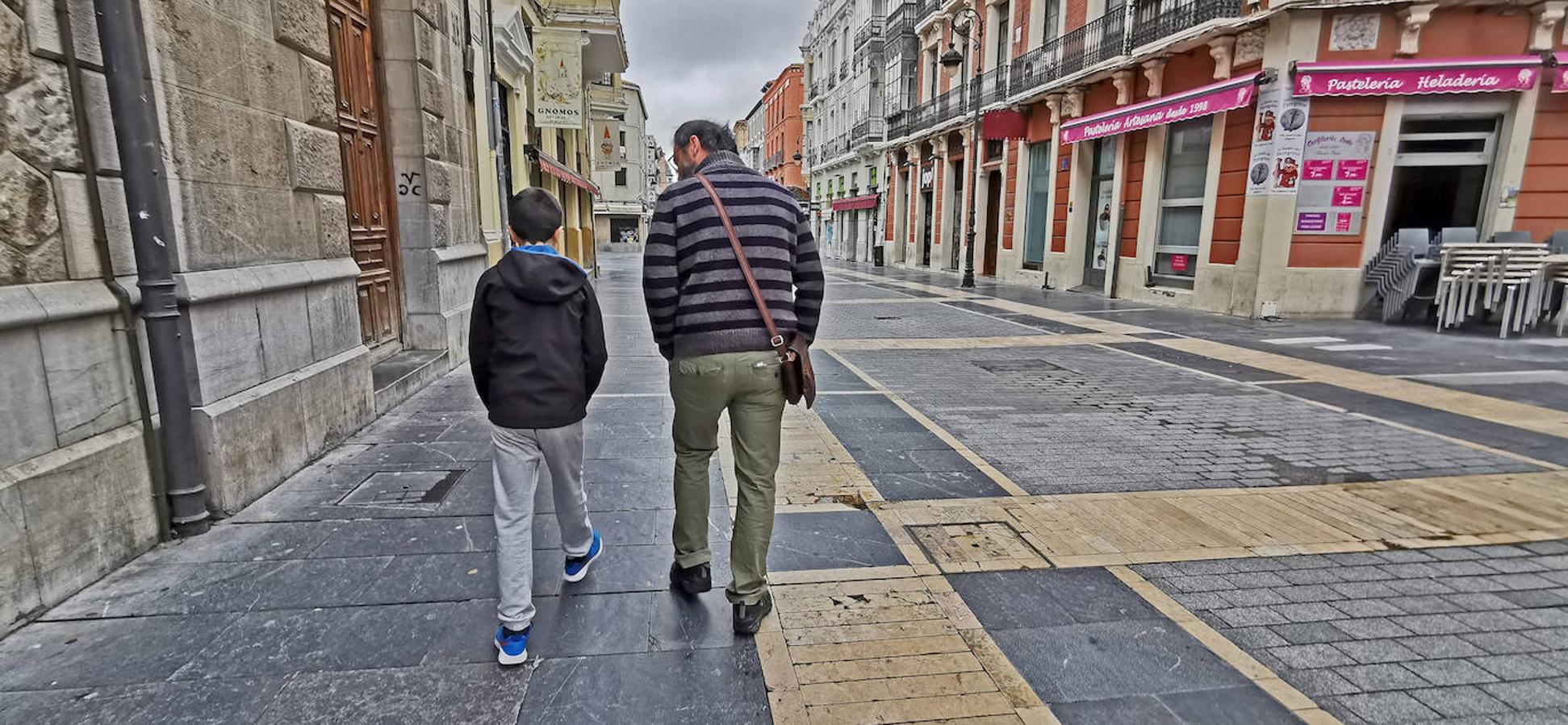 Con ánimo y entusiasmo por volver a pisar a sentirse un poco más libres, los niños se han dejado ver por la capital leonesa en este primer día en el que se autoriza su salida. La calle Ancha ha sido uno de los puntos más transitados.