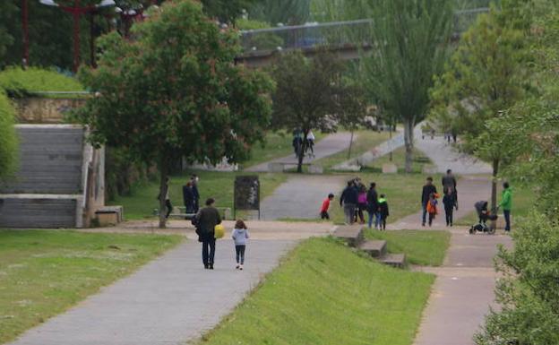 El Bernesga se llena de niños en este primer día de desconfinamiento.