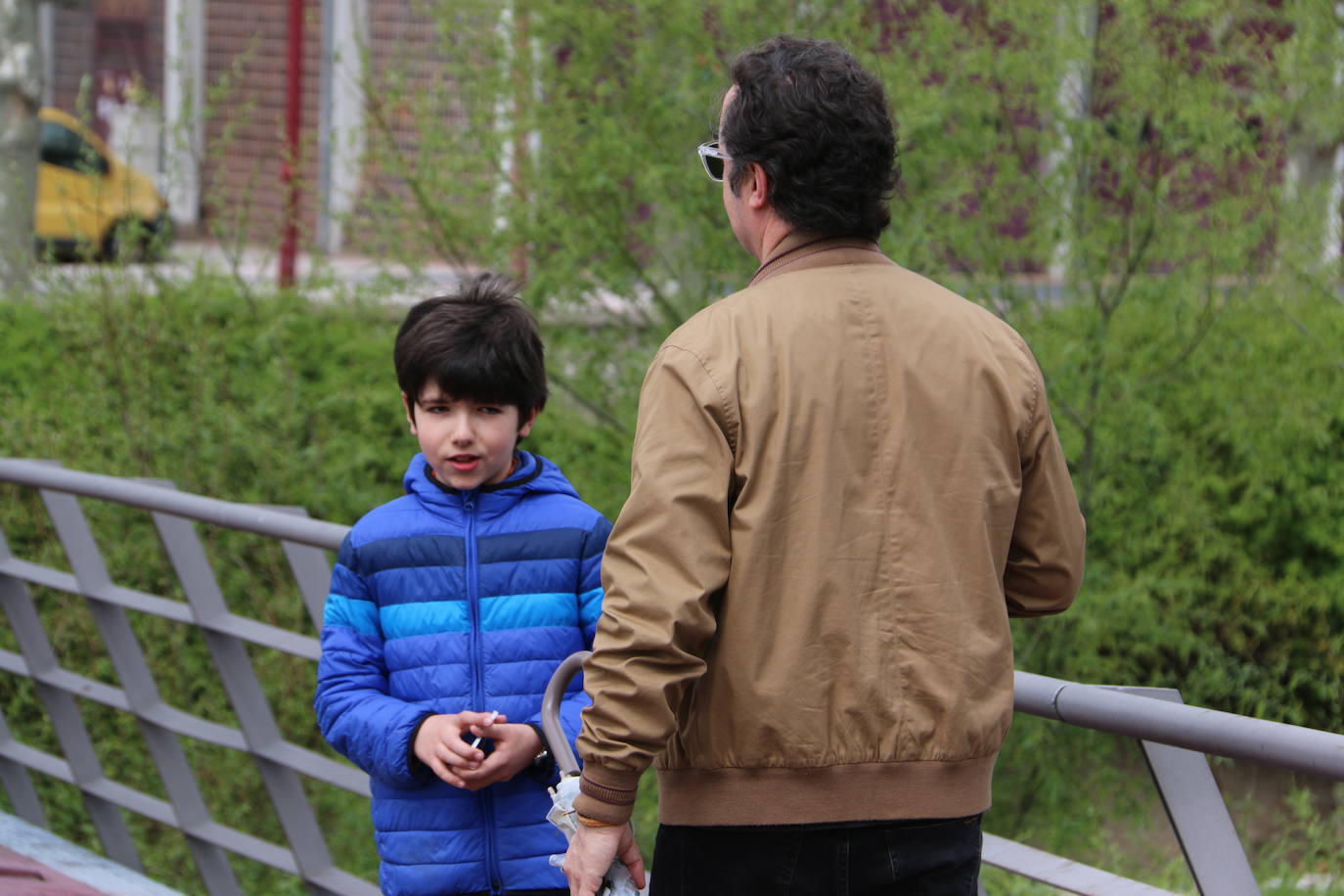 Álvaro es uno de los muchos niños que han podido regresar este domingo a las calles en León