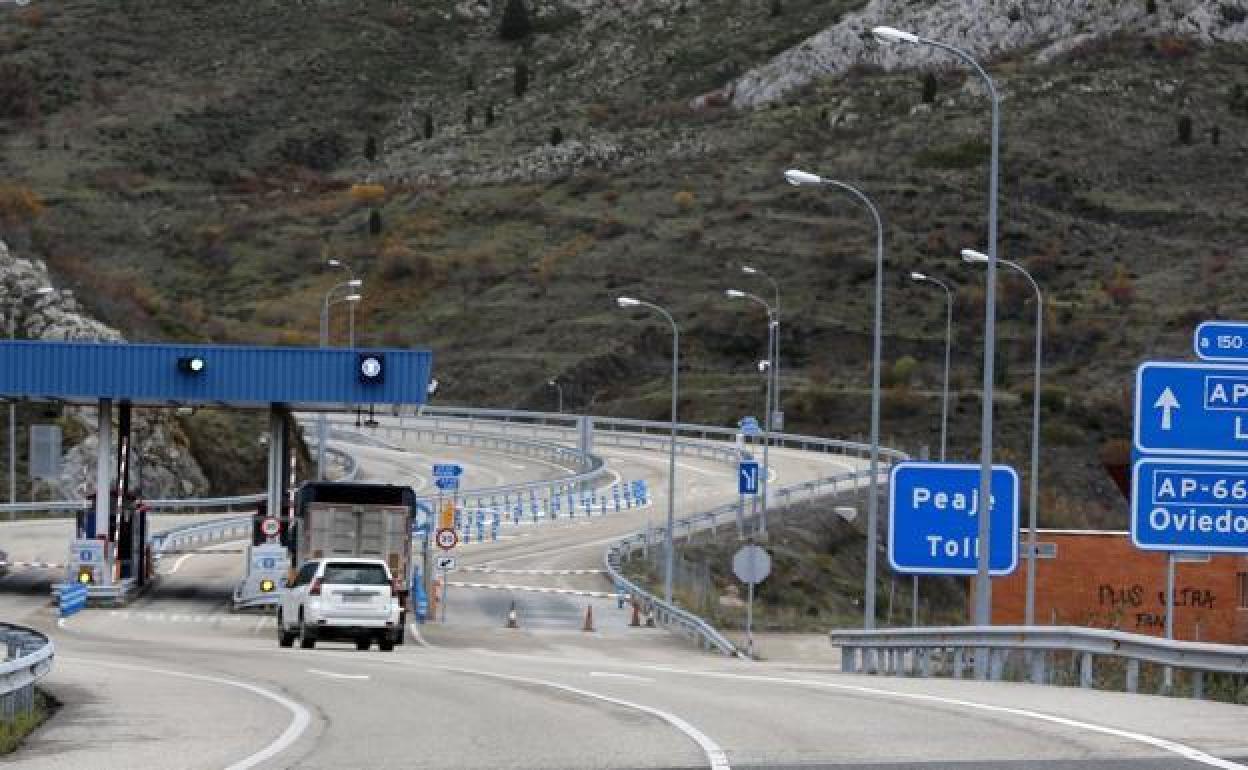 Acceso al peaje del Huerna desde León.