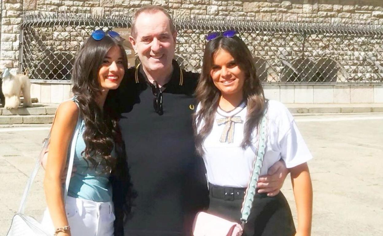 El médico leonés Antonio Gutiérrez junto a sus hijas Ana y Judit.