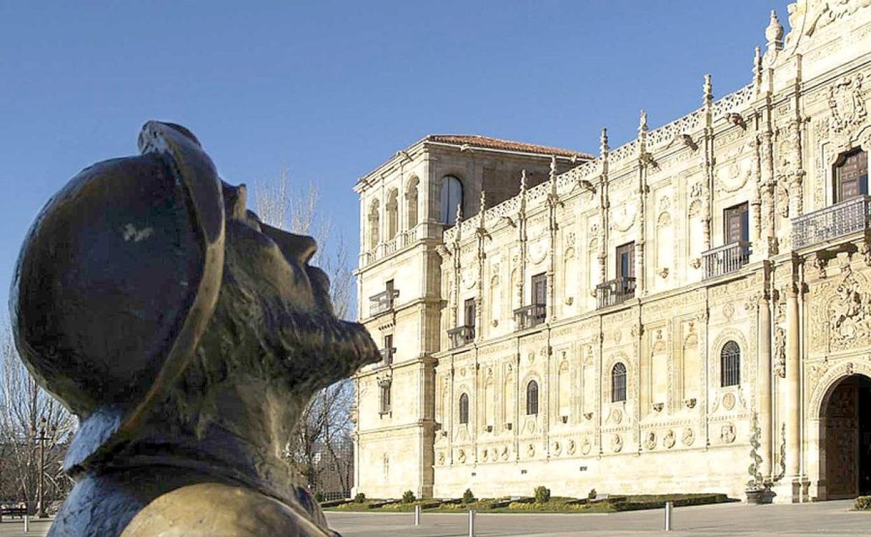 El peregrino en la plaza donde está ubicado San Marcos.