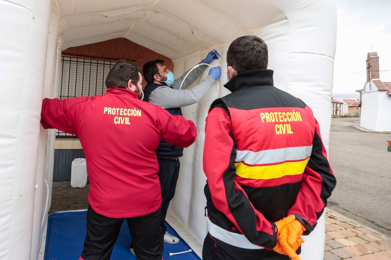 El Ayuntamiento de Campo de Villavidel cuenta desde este miércoles con un túnel higienizante hinchable con el que poder hacer frente al Covid-19.