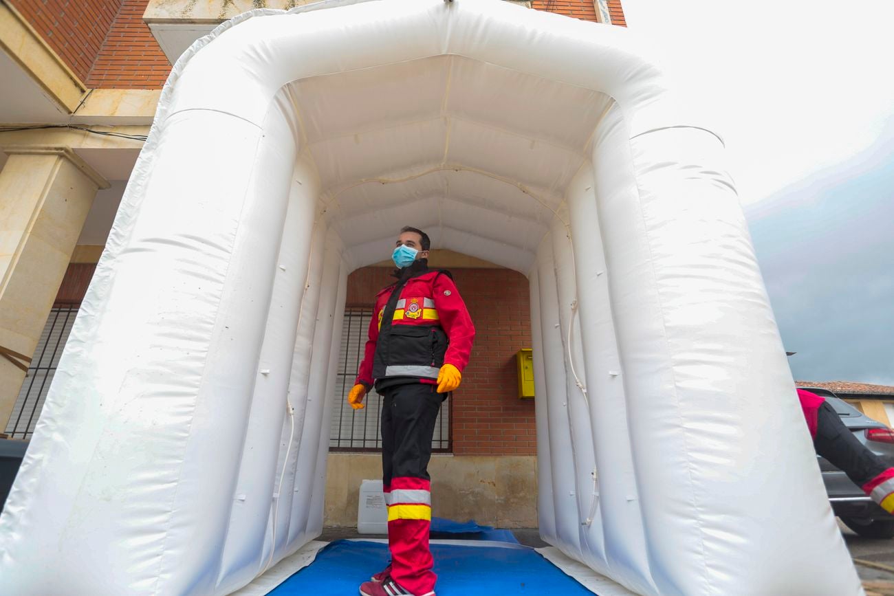 El Ayuntamiento de Campo de Villavidel cuenta desde este miércoles con un túnel higienizante hinchable con el que poder hacer frente al Covid-19.