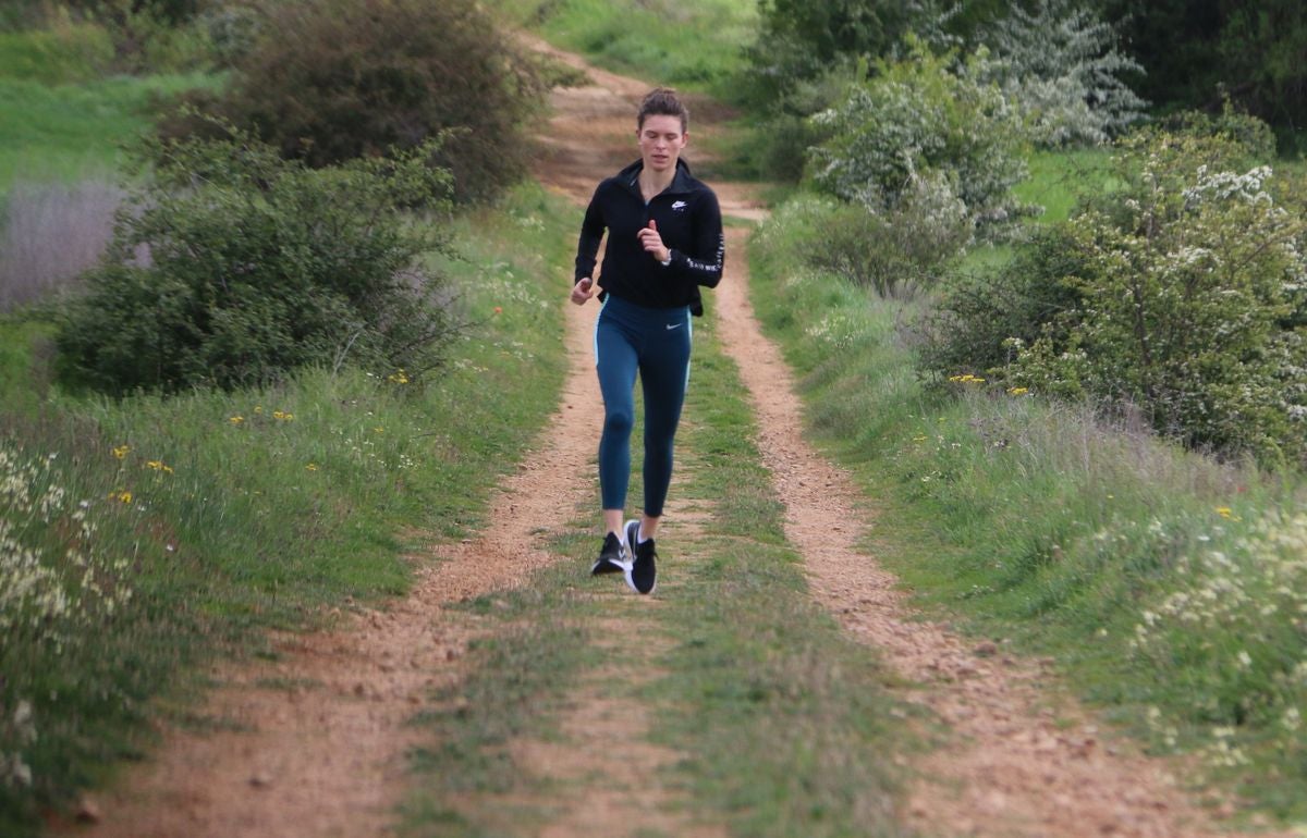 Blanca Fernández entrena por unos caminos de Arcahueja.