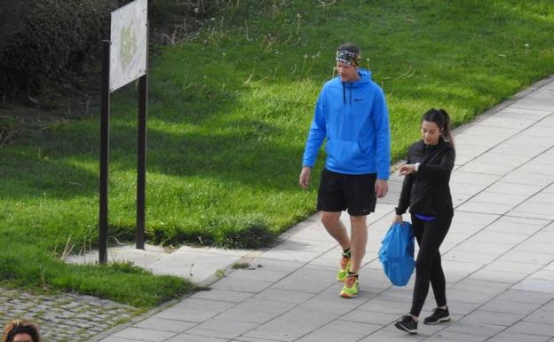 Imagen. Una pareja realiza deporte en este 2 de mayo