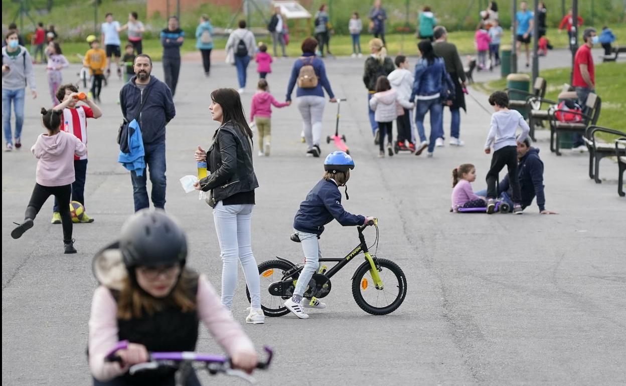 Decenas de niños disfrutan en un parque de Bilbao.