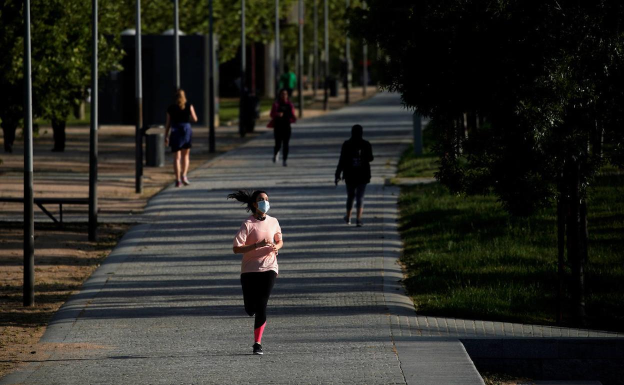 Varias personas hacen deportes esta mañana en la zona de Madrid Rio. 