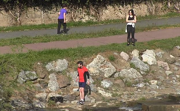 Unos jóvenes disfrutan del sol y su paseo. 