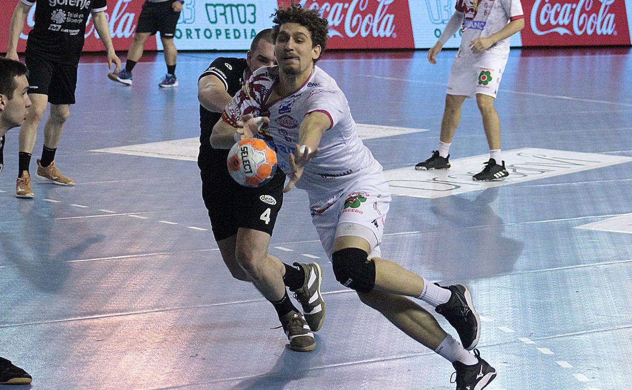 Acacio, en un partido con el Abanca Ademar.