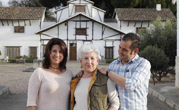 Belén Sanz Cid, María Luz Cid e Ivan Sanz Cid a la entrada de la finca. 