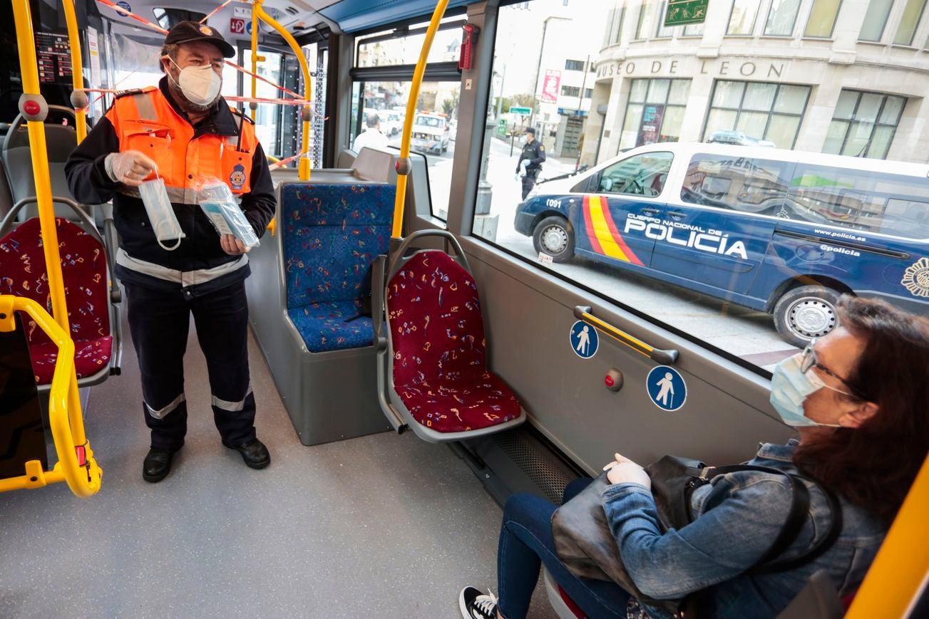 Policía Nacional y Local, además de Protección Civil, han procedido este lunes al reparto de mascarillas a usuarios de buses urbanos. La necesidad de llevar este elemento de protección es obligatoria en la actualidad en este tipo de transporte.