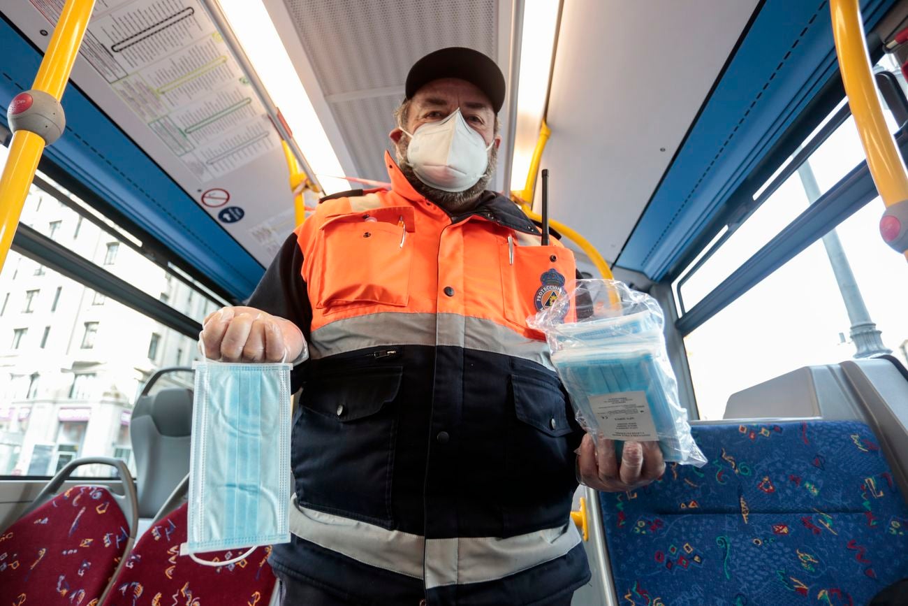 Policía Nacional y Local, además de Protección Civil, han procedido este lunes al reparto de mascarillas a usuarios de buses urbanos. La necesidad de llevar este elemento de protección es obligatoria en la actualidad en este tipo de transporte.