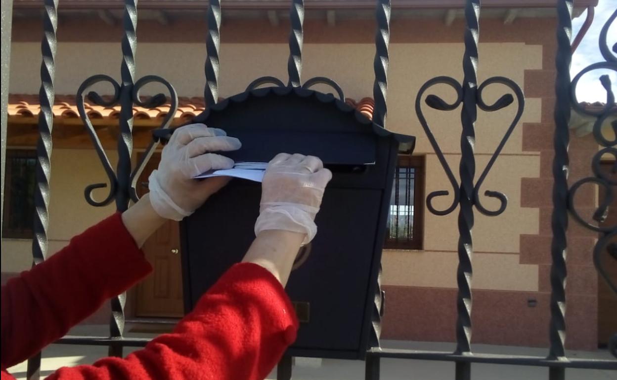 Valderrey reparte «casa por casa» mascarillas y guantes para sus vecinos