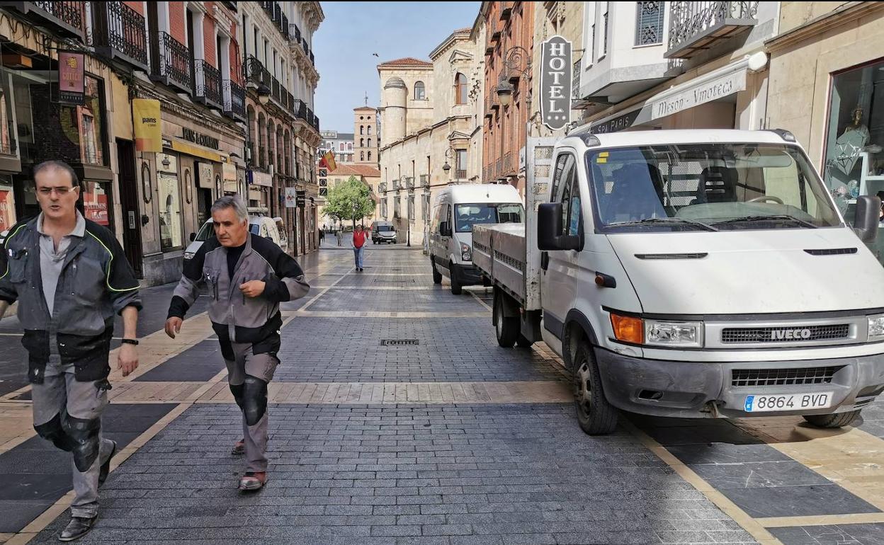 Dos trabajadores en la calle Ancha esta mañana.