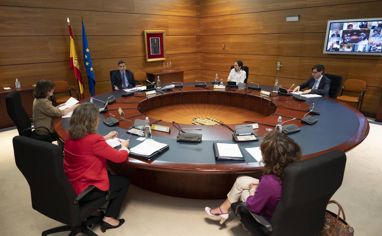 Imagen de la reunión extraordinaria de este viernes del Consejo de Ministros. 