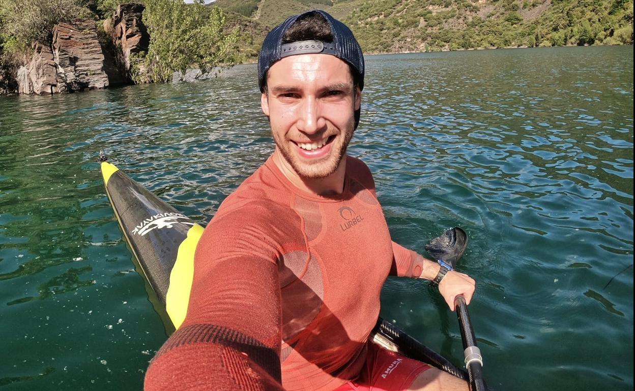 Guillermo Fidalgo, en un entrenamiento en el Embalse de Bárcena.