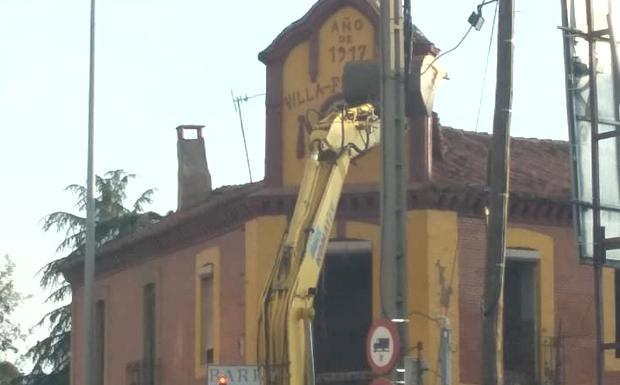 Demolición del antiguo bar Plus. 