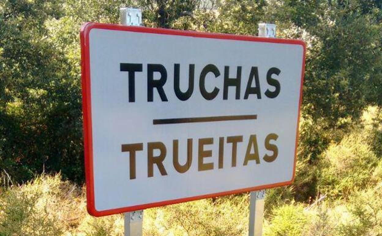 Cartel de Truchas, en castellano y en dialecto cabreirés. 