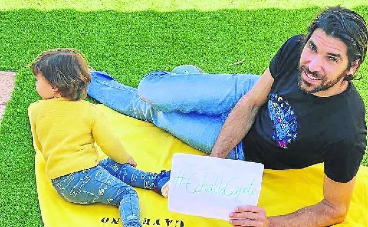 El diestro, en la fotografía junto a su hijo Cayetano, ha puesto en marcha la campaña #Echauncapote.