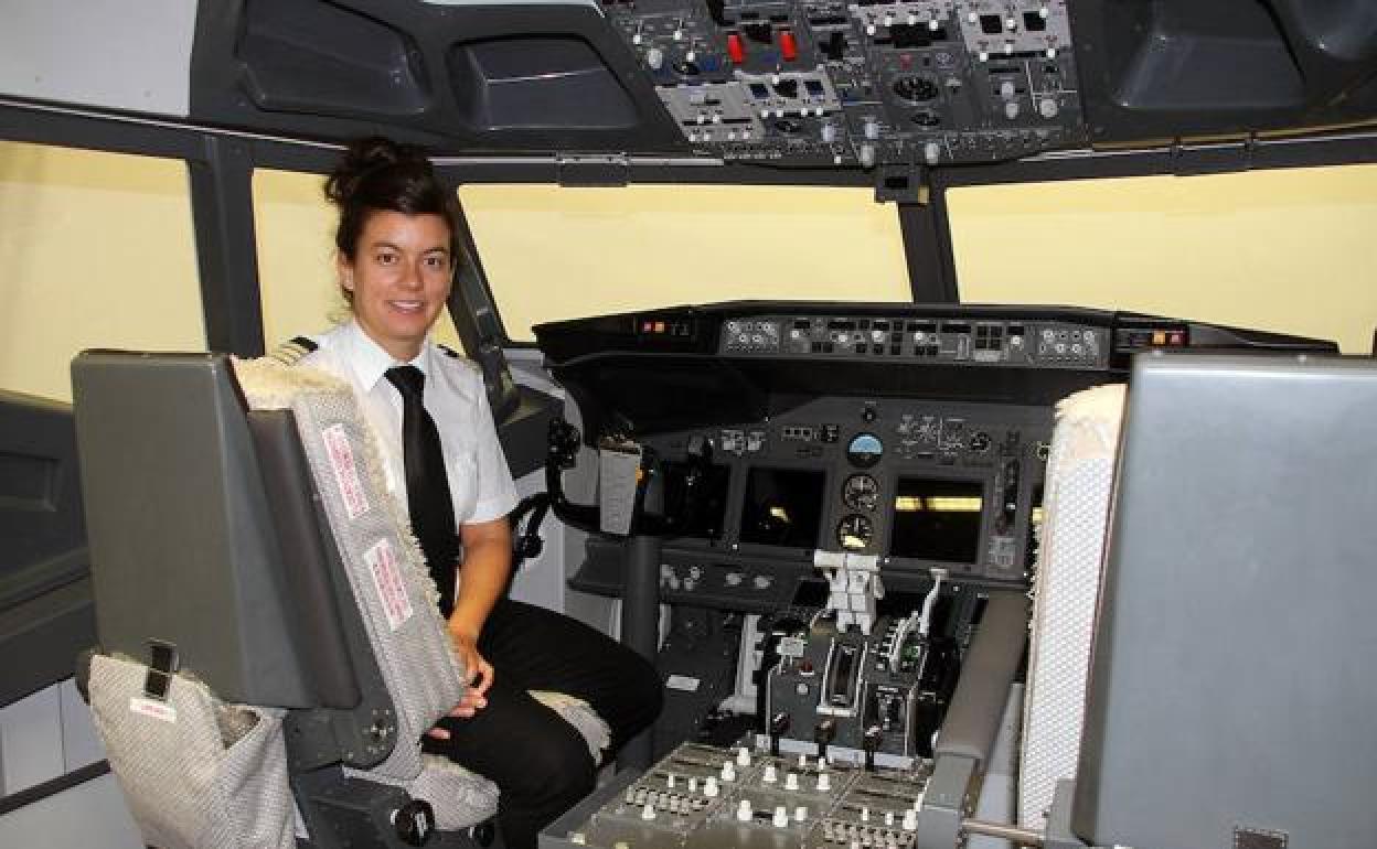 Una de las alumnas del curso de pilotos en León, en el simulador. 