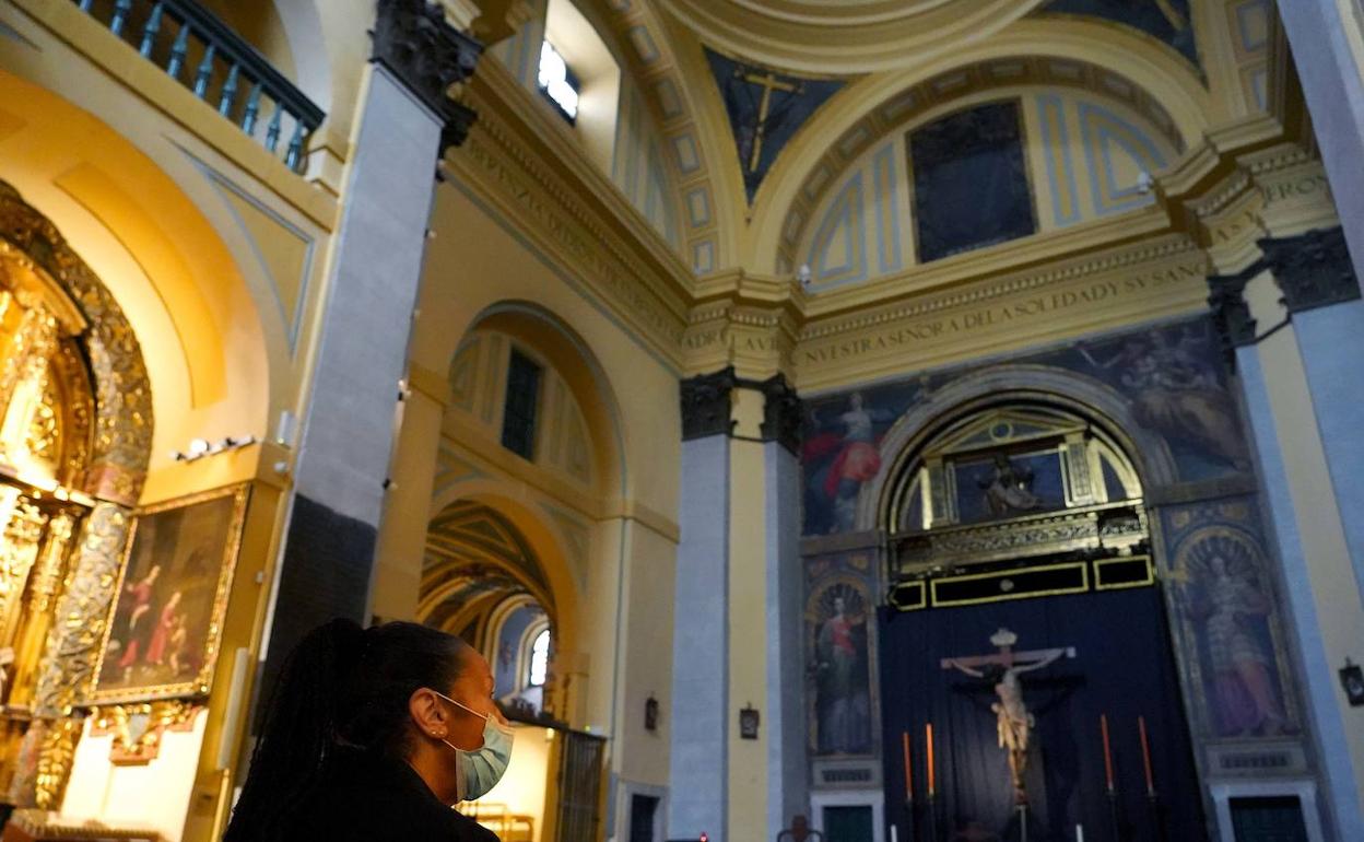 Una mujer asiste a una iglesia durante el estado de alarma. 