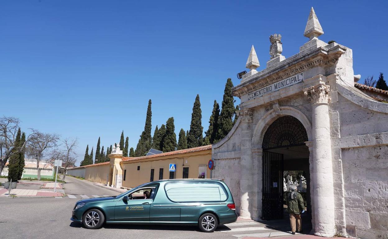 Un coche fúnebre en el cementerio de El Carmen de Valladolid. 