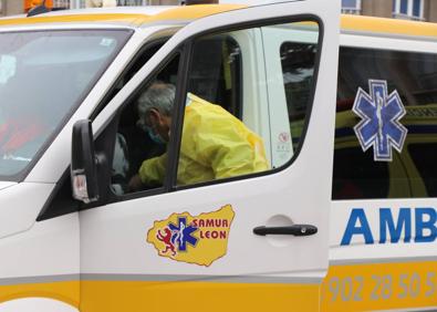 Imagen secundaria 1 - Diferentes momentos en una jornada de trabajo de los técnicos de ambulancia.