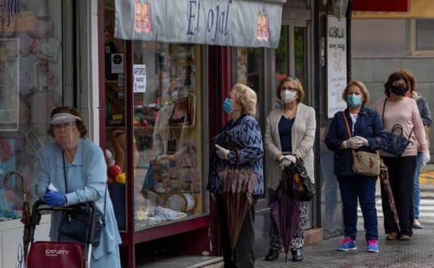 Sanidad da un paso más y estudia el uso obligatorio de mascarillas en espacios públicos