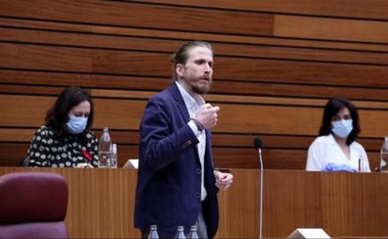 Pablo Fernández, en el pleno de las Cortes.