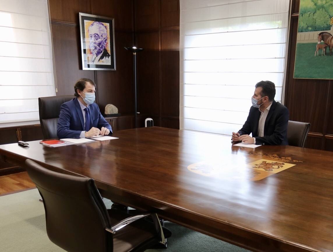 Fotos: El presidente de la Junta de Castilla y León se reúne con el secretario del PSCyL