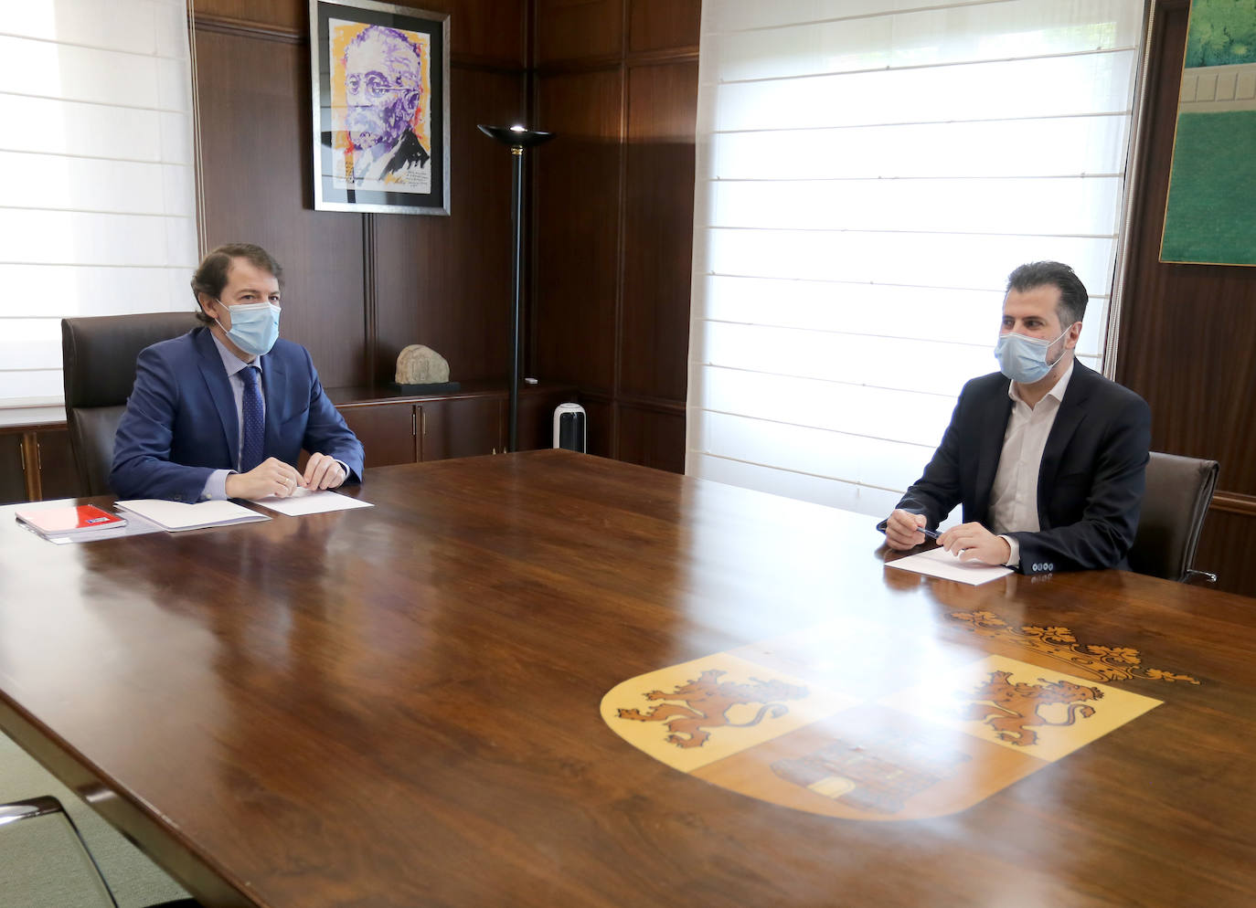 Fotos: El presidente de la Junta de Castilla y León se reúne con el secretario del PSCyL