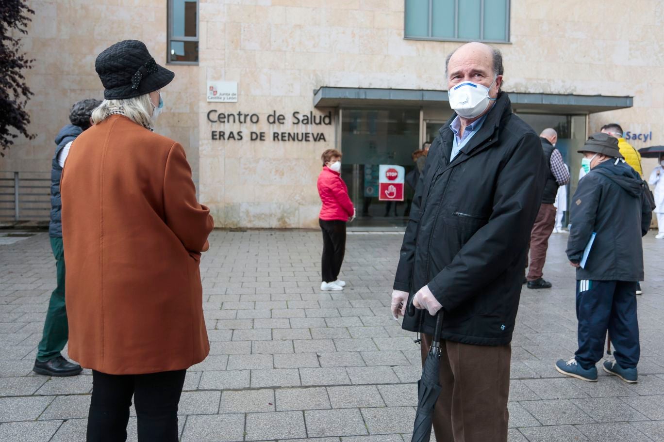 Algunos de los médicos concentrados en León durante el homenaje a los sanitarios fallecidos.