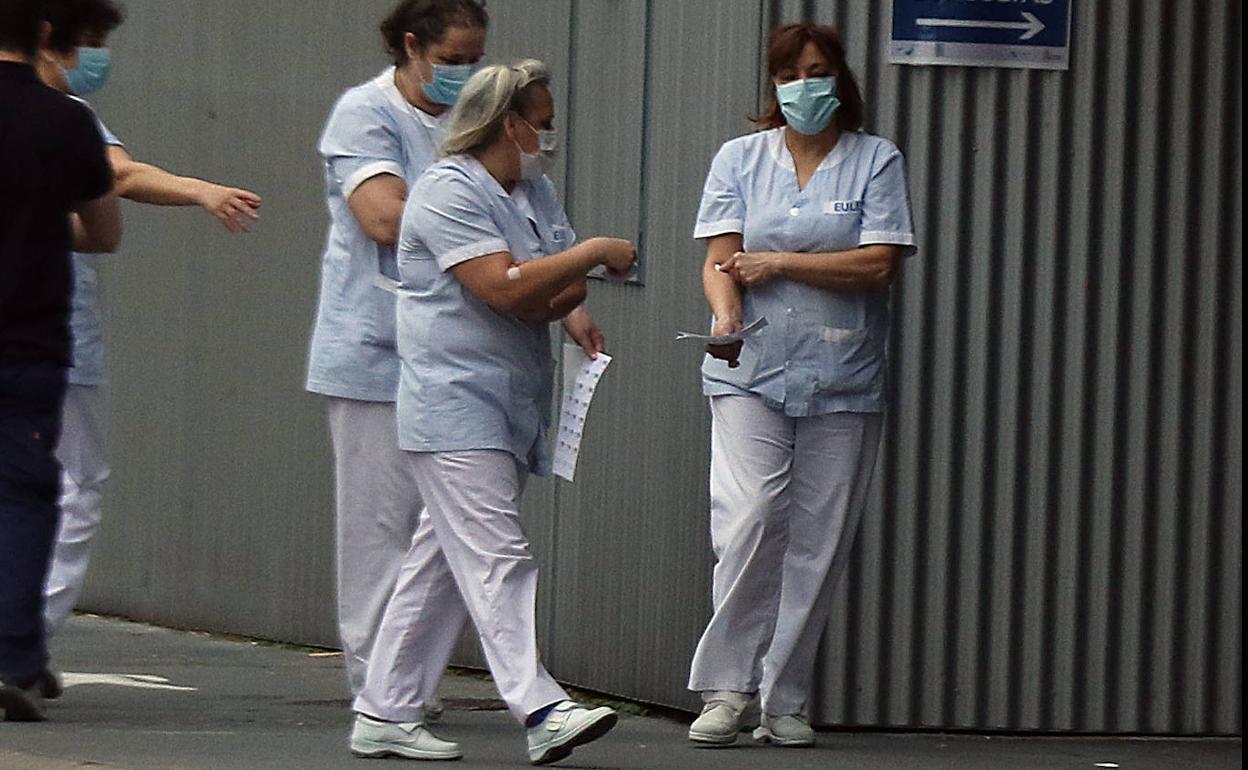 Personal sanitario tras la toma de una muestra de sangre para hacerse la prueba Elisa en el Clínico. 