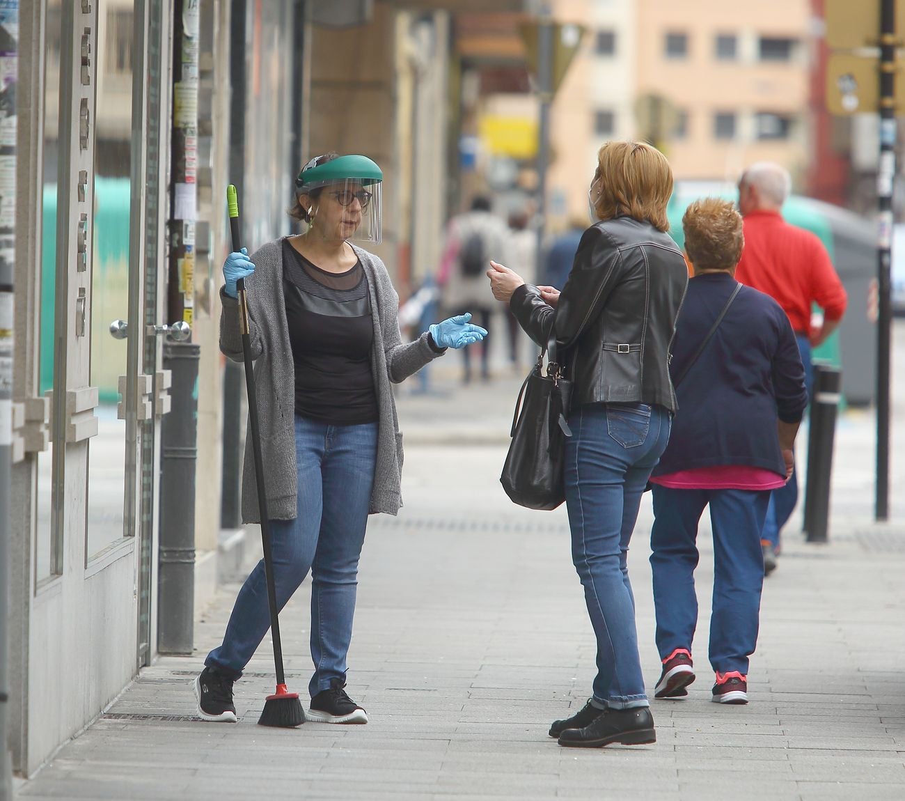 Varias personas pasean por las calles de Ponferrada durante el Estado de alarma en fase 0, cuando se cumplen dos meses desde su inicio. El Bierzo pasará a la fase 1 este lunes.