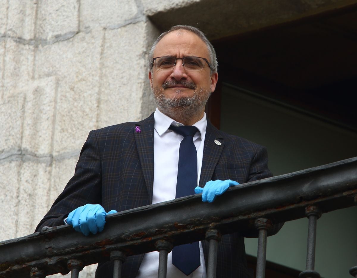 El alcalde de Ponferrada, Olegario Ramón, en el balcón del Ayuntamiento una vez que ha vuelto a la actividad.