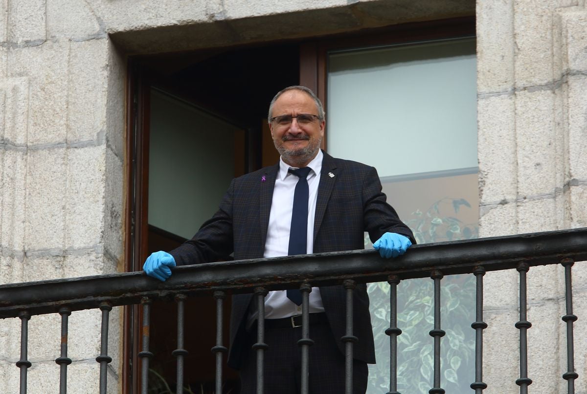 El alcalde de Ponferrada, Olegario Ramón, en el balcón del Ayuntamiento una vez que ha vuelto a la actividad.