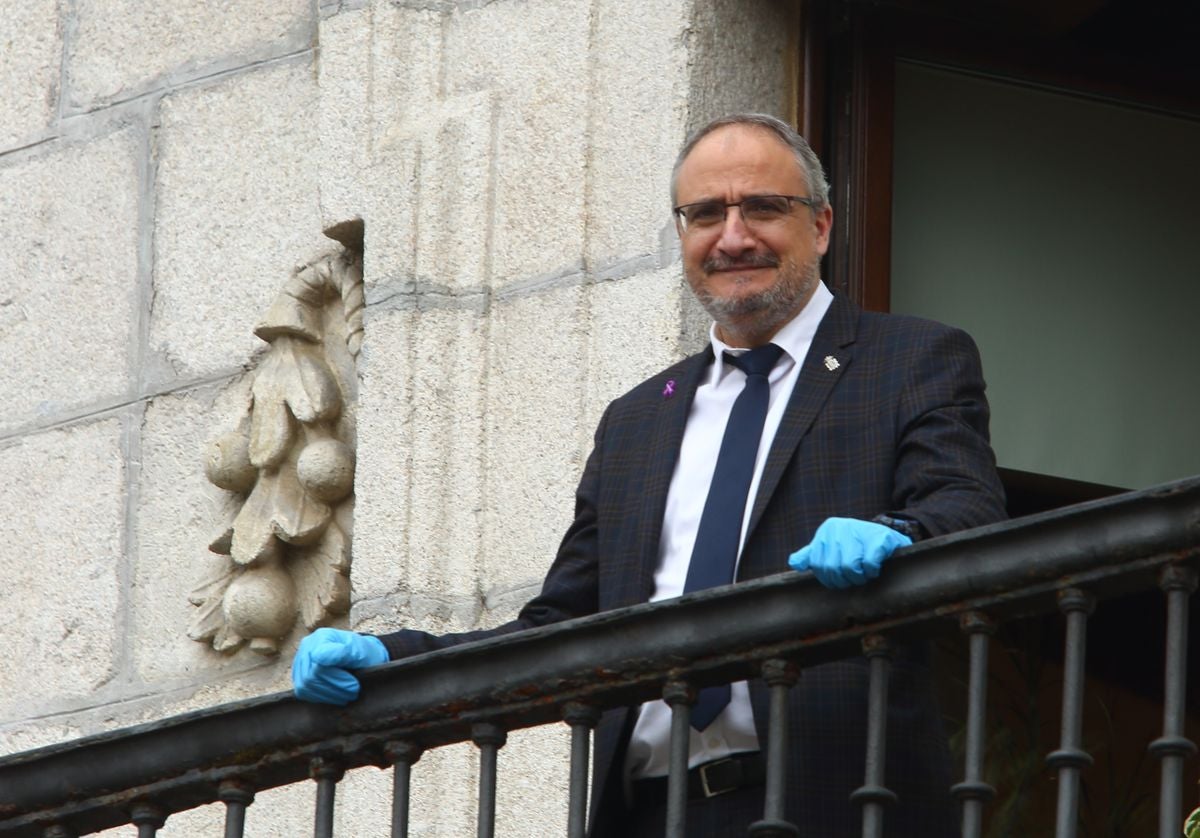 El alcalde de Ponferrada, Olegario Ramón, en el balcón del Ayuntamiento una vez que ha vuelto a la actividad.