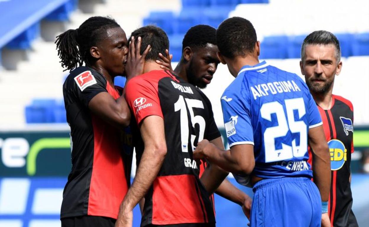 Dedryck Boyata (i) y su compañero en el Hertha de Berlín Marko Grujic. 