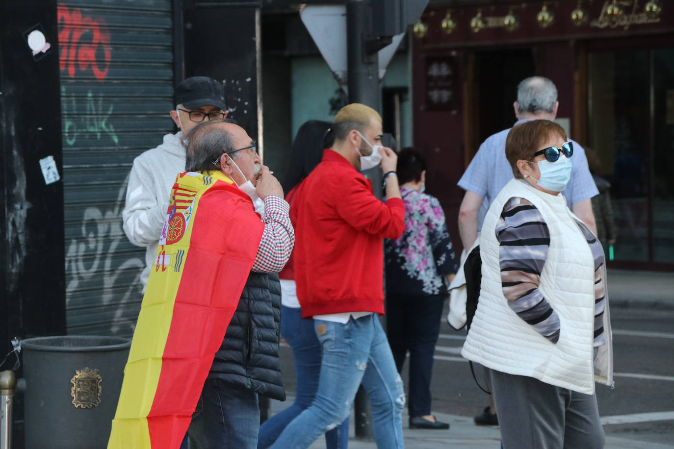 Más de 500 personas se concentraron este sábado, a las 21 horas, en la plaza de Santo Domingo de la capital leonesa para protestar contra el estado de alarma declarado para frenar la incidencia del COVID-19 y pedir la dimisión del Gobierno de España.